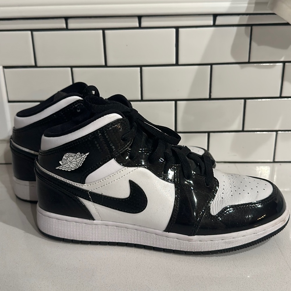 Jordan 1 Mid “carbon”